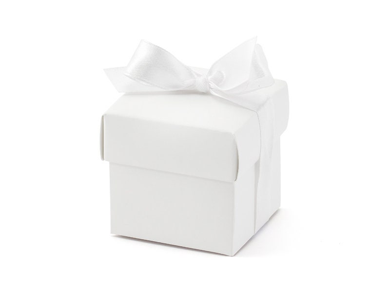 white favour boxes with ribbon white favour boxes with ribbon