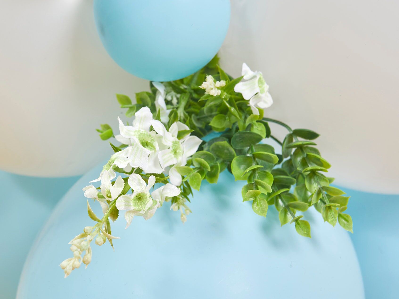 Bunny Blue Balloon Sculptures.jpg Foliage details