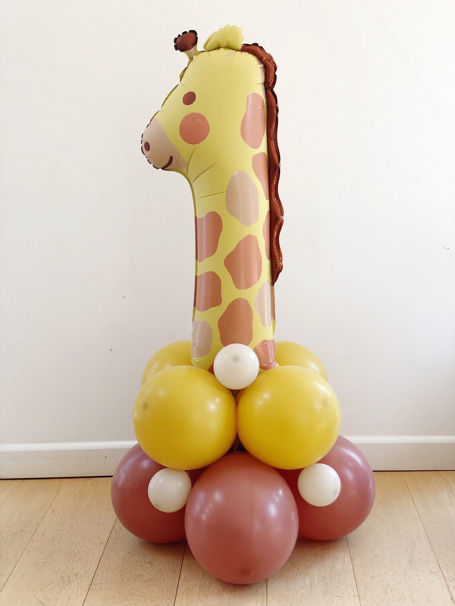 DIY 1st Birthday Giraffe Balloon Sculpture DIY 1st Birthday Giraffe Balloon Sculpture