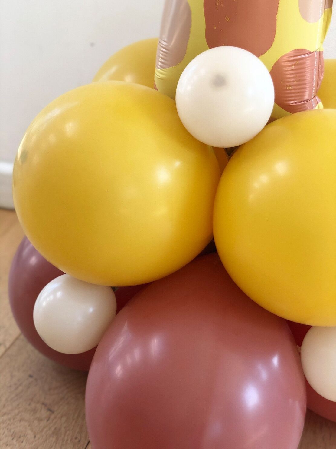 DIY 1st Birthday Giraffe Balloon Sculpture DIY 1st Birthday Giraffe Balloon Sculpture