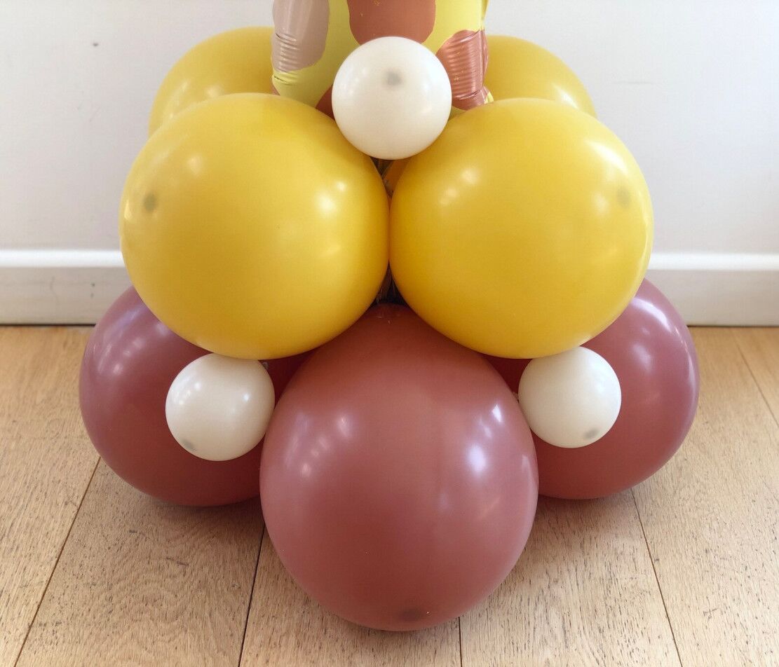 DIY 1st Birthday Giraffe Balloon Sculpture DIY 1st Birthday Giraffe Balloon Sculpture