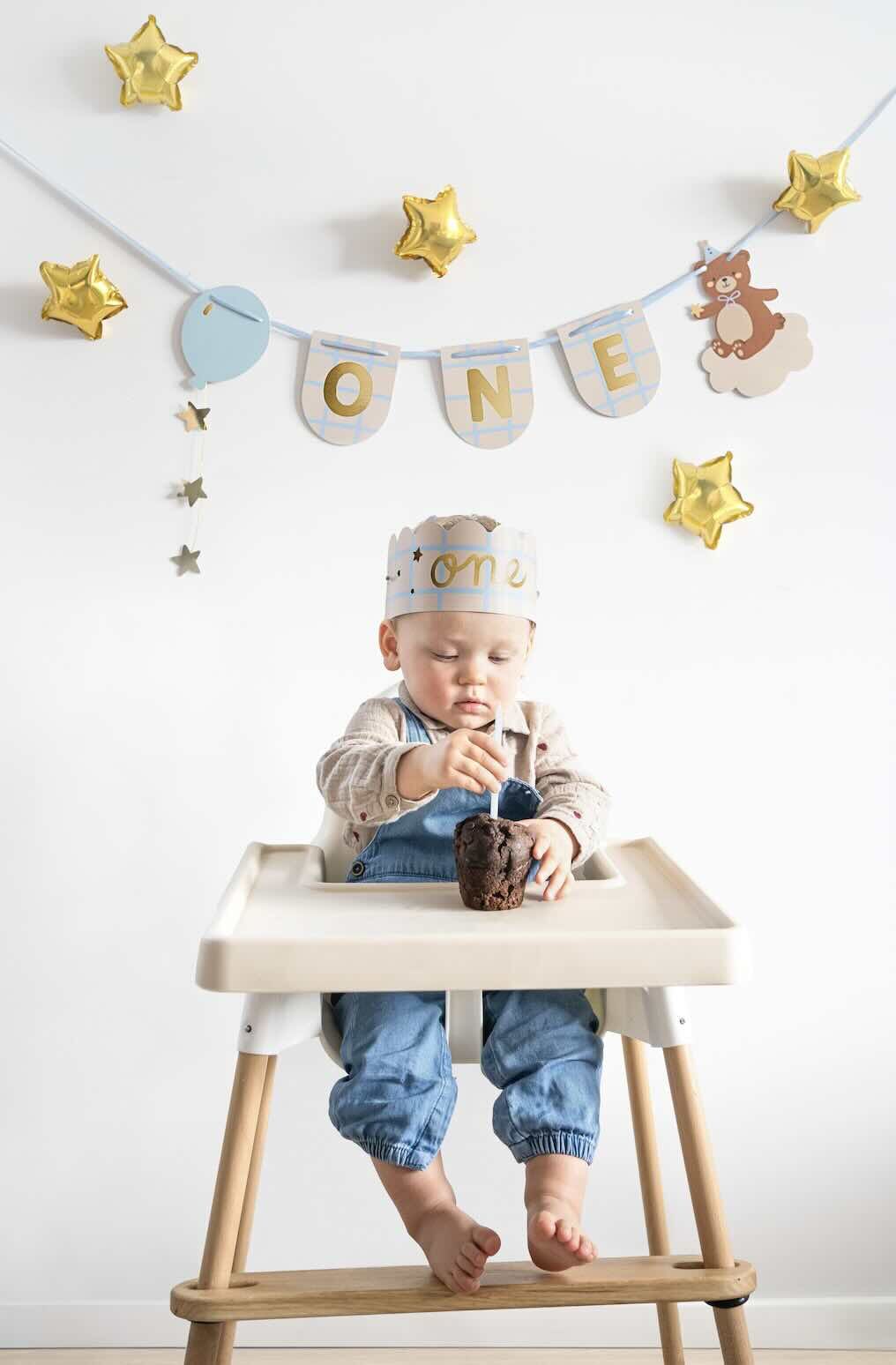 This lovely set featuring a banner and a crown offer a delightful and versatile way to add a touch of cuteness and charm to your baby first birthday.